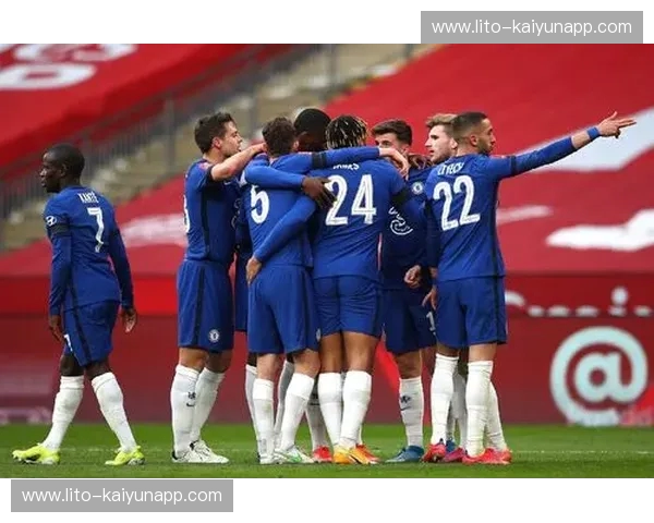 拉瓦勒的荣耀之路vs.斯特拉斯的蓝色信仰：一场决定命运的绿茵对决